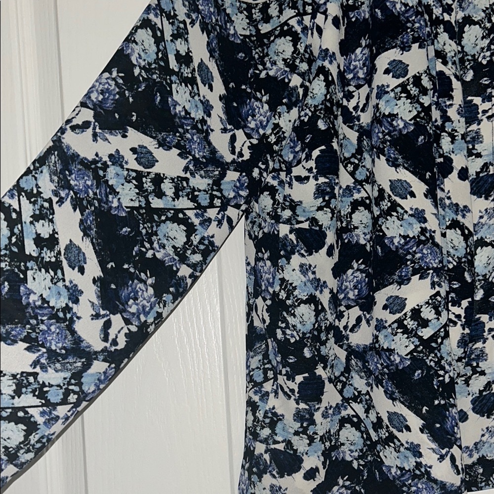 Lush Blue and White Open Front Blouse - Picture 4 of 4